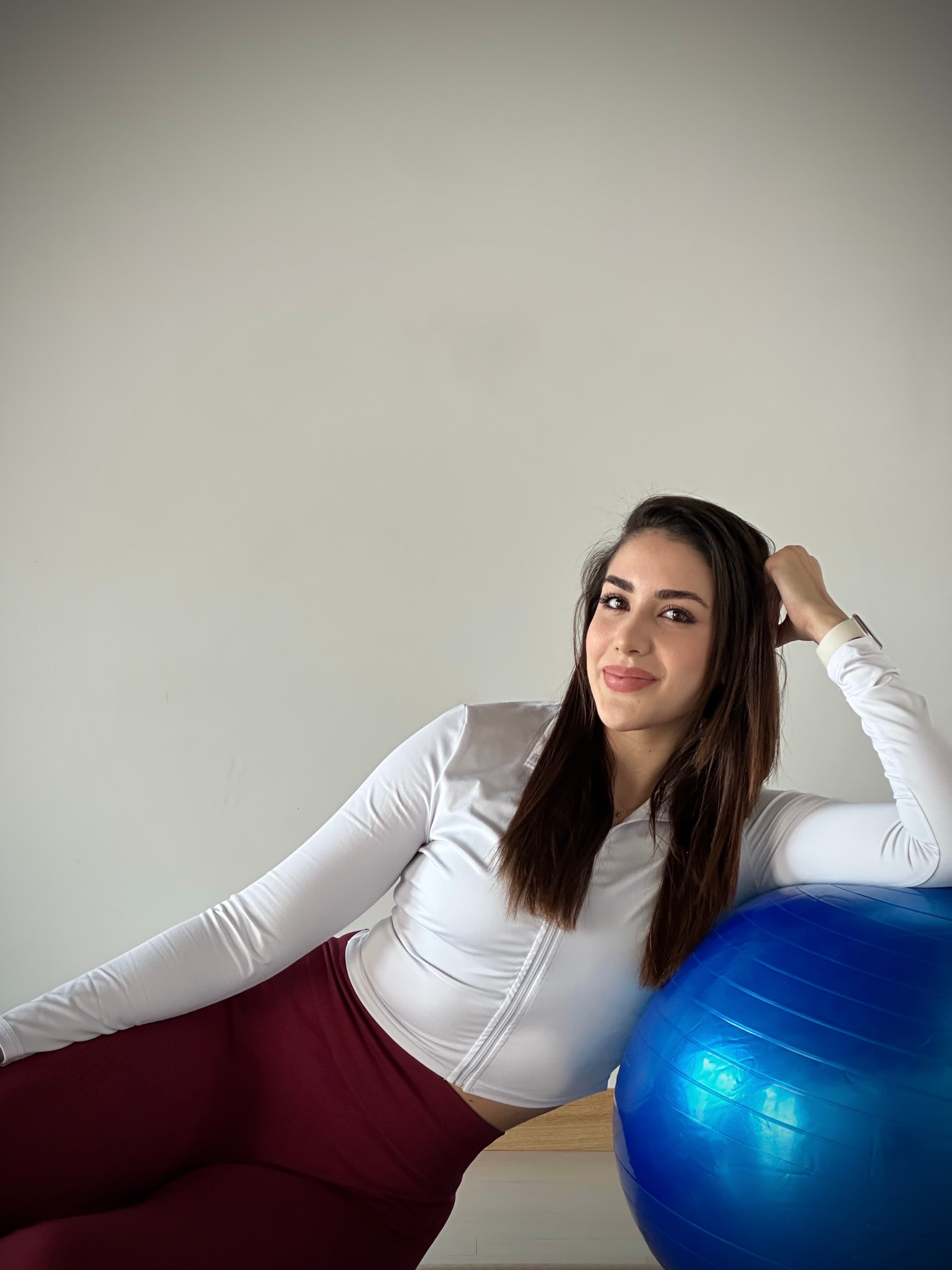 Angela Oliveira sorridente in un ambiente esterno